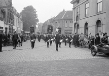 853231 Afbeelding van de Postfanfare Onder Ons, op de Van Asch van Wijckskade te Utrecht, aan het hoofd van de optocht ...